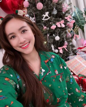 Sandy Wu Instagram - #sandywuofficial

Merry Christmas 2024
🎄🎄🎄🎄🎄
It’s the four of us this year!
愛你們，我的家人，我的親愛的寶貝們！

🌟

今年聖誕儀式感有超前部署！

我好像是十月就都買好了全家福睡衣套組以及聖誕裝飾。
去年太慢意識到很多小東西需要提前預訂，
搞到聖誕當天急急忙忙嚇爛媽媽我。
所以，家庭主婦果然是需要連年訓練，
一次次累積經驗值，每年都預備最高滿血量，
打一場堅持要家庭儀式感的文化之仗！

超可愛史努比peanuts 睡衣是在Amazon買的，
這次找到材質不錯還可以真的當睡衣續穿這個冬季，
只是尺寸真的太大（太長了啦走路會跌倒你們外國人實在是齁）
聖誕樹的主題是為了迎接蒔五的到來，
粉紅色蝴蝶結🎀粉紅色ornaments 全家一起裝飾掛好，
咦，對欸，我有錄縮時⋯啊影片咧？

今年的聖誕節心裡有很多感觸，
但要細想一個道理⋯
聖誕節是耶穌生日，
我們怎麼能參加人家birthday boy的生日，
賓客彼此互送禮物，卻完全沒帶禮物給耶穌咧？
如果來不及準備，就把你自己當作禮物吧！

It’s all worth it! I promise.
May you and your family be deeply loved and cherished.