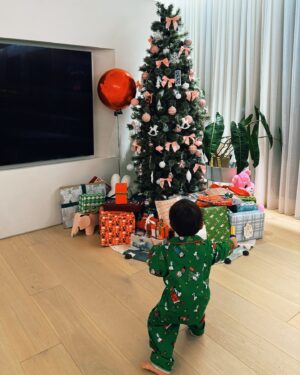 Sandy Wu Instagram - #sandywuofficial

Merry Christmas 2024
🎄🎄🎄🎄🎄
It’s the four of us this year!
愛你們，我的家人，我的親愛的寶貝們！

🌟

今年聖誕儀式感有超前部署！

我好像是十月就都買好了全家福睡衣套組以及聖誕裝飾。
去年太慢意識到很多小東西需要提前預訂，
搞到聖誕當天急急忙忙嚇爛媽媽我。
所以，家庭主婦果然是需要連年訓練，
一次次累積經驗值，每年都預備最高滿血量，
打一場堅持要家庭儀式感的文化之仗！

超可愛史努比peanuts 睡衣是在Amazon買的，
這次找到材質不錯還可以真的當睡衣續穿這個冬季，
只是尺寸真的太大（太長了啦走路會跌倒你們外國人實在是齁）
聖誕樹的主題是為了迎接蒔五的到來，
粉紅色蝴蝶結🎀粉紅色ornaments 全家一起裝飾掛好，
咦，對欸，我有錄縮時⋯啊影片咧？

今年的聖誕節心裡有很多感觸，
但要細想一個道理⋯
聖誕節是耶穌生日，
我們怎麼能參加人家birthday boy的生日，
賓客彼此互送禮物，卻完全沒帶禮物給耶穌咧？
如果來不及準備，就把你自己當作禮物吧！

It’s all worth it! I promise.
May you and your family be deeply loved and cherished.