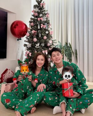 Sandy Wu Instagram - #sandywuofficial

Merry Christmas 2024
🎄🎄🎄🎄🎄
It’s the four of us this year!
愛你們，我的家人，我的親愛的寶貝們！

🌟

今年聖誕儀式感有超前部署！

我好像是十月就都買好了全家福睡衣套組以及聖誕裝飾。
去年太慢意識到很多小東西需要提前預訂，
搞到聖誕當天急急忙忙嚇爛媽媽我。
所以，家庭主婦果然是需要連年訓練，
一次次累積經驗值，每年都預備最高滿血量，
打一場堅持要家庭儀式感的文化之仗！

超可愛史努比peanuts 睡衣是在Amazon買的，
這次找到材質不錯還可以真的當睡衣續穿這個冬季，
只是尺寸真的太大（太長了啦走路會跌倒你們外國人實在是齁）
聖誕樹的主題是為了迎接蒔五的到來，
粉紅色蝴蝶結🎀粉紅色ornaments 全家一起裝飾掛好，
咦，對欸，我有錄縮時⋯啊影片咧？

今年的聖誕節心裡有很多感觸，
但要細想一個道理⋯
聖誕節是耶穌生日，
我們怎麼能參加人家birthday boy的生日，
賓客彼此互送禮物，卻完全沒帶禮物給耶穌咧？
如果來不及準備，就把你自己當作禮物吧！

It’s all worth it! I promise.
May you and your family be deeply loved and cherished.