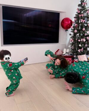 Sandy Wu Instagram - #sandywuofficial

Merry Christmas 2024
🎄🎄🎄🎄🎄
It’s the four of us this year!
愛你們，我的家人，我的親愛的寶貝們！

🌟

今年聖誕儀式感有超前部署！

我好像是十月就都買好了全家福睡衣套組以及聖誕裝飾。
去年太慢意識到很多小東西需要提前預訂，
搞到聖誕當天急急忙忙嚇爛媽媽我。
所以，家庭主婦果然是需要連年訓練，
一次次累積經驗值，每年都預備最高滿血量，
打一場堅持要家庭儀式感的文化之仗！

超可愛史努比peanuts 睡衣是在Amazon買的，
這次找到材質不錯還可以真的當睡衣續穿這個冬季，
只是尺寸真的太大（太長了啦走路會跌倒你們外國人實在是齁）
聖誕樹的主題是為了迎接蒔五的到來，
粉紅色蝴蝶結🎀粉紅色ornaments 全家一起裝飾掛好，
咦，對欸，我有錄縮時⋯啊影片咧？

今年的聖誕節心裡有很多感觸，
但要細想一個道理⋯
聖誕節是耶穌生日，
我們怎麼能參加人家birthday boy的生日，
賓客彼此互送禮物，卻完全沒帶禮物給耶穌咧？
如果來不及準備，就把你自己當作禮物吧！

It’s all worth it! I promise.
May you and your family be deeply loved and cherished.
