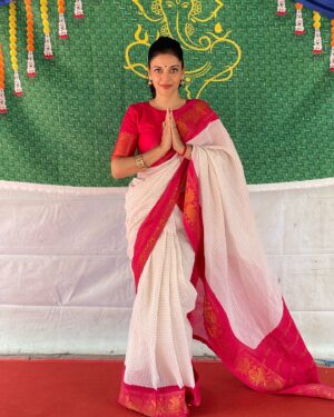 Sangeeta Krishnasamy Instagram - Anaivarukkum Iniya Deepavali Nalvalthukkal 🙏✨💫

📸 @alifbakar_

Thank you my beautiful sister for gifting me this gorgeous saree 🩷