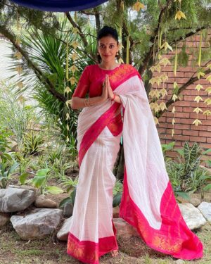 Sangeeta Krishnasamy Instagram - Anaivarukkum Iniya Deepavali Nalvalthukkal 🙏✨💫

📸 @alifbakar_

Thank you my beautiful sister for gifting me this gorgeous saree 🩷