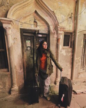 Sangeetha Sringeri Instagram - Lost in the narrow alleys of Banaras, where every doorway tells a story and every turn holds a mystery. ✨🧳 #VaranasiDiaries #BanarasVibes #TravelTales #Wanderlust

Crystals by @simhinibysangeethasringeri