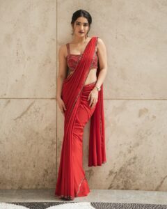 Actress Saniya Iyappan HD Photos and Wallpapers December 2024