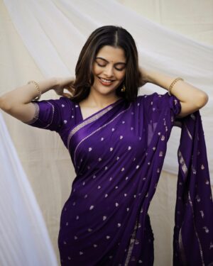Sanjana Krishnamoorthy Instagram - 🦢

Styled by @deekshitanikkam 
Shot by @thatmadraskaran 
Makeup by @kabooki_mua 
Hair by @priyas_hairaffair 
Saree and blouse by @hafsaaddotcom 
jewellery by @heerbypriyanka 
Styling assnt: @purani.24