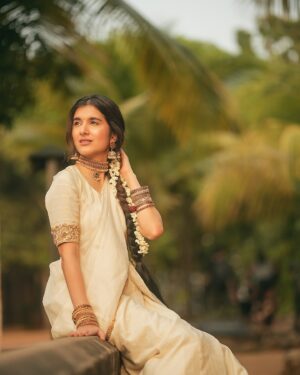 Sanjana Sarathy Instagram - “நம்பிக்கை உடையவன் முன்னேறி விடுவான்.”
.
.
Shot by @prasami_photography 
Styled by @indu_ig 
Makeup @deepz_beautyjourney 
Hairdo @mahi_hairstyliz 
Wearing @yaradesigners
Jewlery : @aaranyarentaljewellery 
.
.
.
.
#tamilponnu #traditional #desigirl #goldenhour