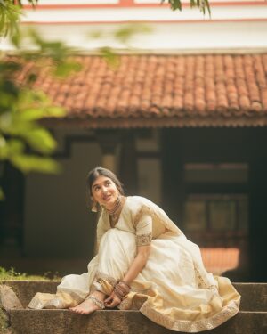 Sanjana Sarathy Instagram - “நம்பிக்கை உடையவன் முன்னேறி விடுவான்.”
.
.
Shot by @prasami_photography 
Styled by @indu_ig 
Makeup @deepz_beautyjourney 
Hairdo @mahi_hairstyliz 
Wearing @yaradesigners
Jewlery : @aaranyarentaljewellery 
.
.
.
.
#tamilponnu #traditional #desigirl #goldenhour