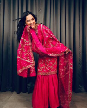 Sanjeeda Sheikh Instagram - Wearing @anfa_couture ❤️ 
Photographer @tanmaymainkarstudio 
Make and hair @shreyakiritmakeupandhair