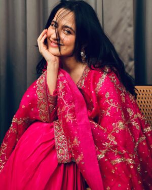 Sanjeeda Sheikh Instagram - Wearing @anfa_couture ❤️ 
Photographer @tanmaymainkarstudio 
Make and hair @shreyakiritmakeupandhair