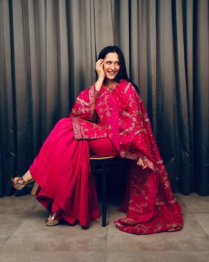 Sanjeeda Sheikh Instagram - Wearing @anfa_couture ❤️ 
Photographer @tanmaymainkarstudio 
Make and hair @shreyakiritmakeupandhair