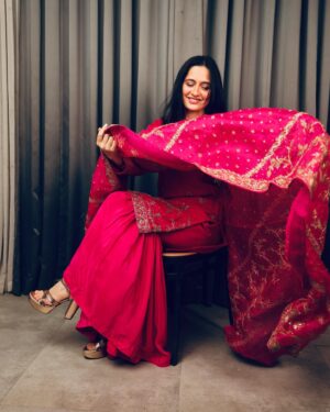 Sanjeeda Sheikh Instagram - Wearing @anfa_couture ❤️ 
Photographer @tanmaymainkarstudio 
Make and hair @shreyakiritmakeupandhair