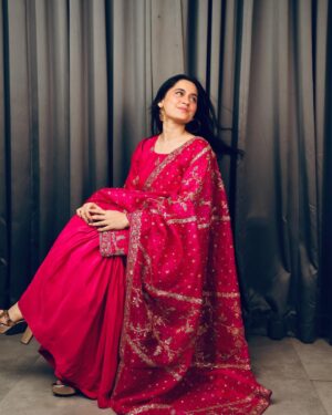 Sanjeeda Sheikh Instagram - Wearing @anfa_couture ❤️ 
Photographer @tanmaymainkarstudio 
Make and hair @shreyakiritmakeupandhair