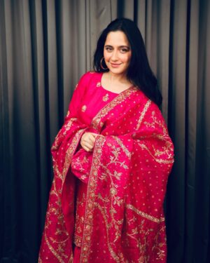 Sanjeeda Sheikh Instagram - Wearing @anfa_couture ❤️ 
Photographer @tanmaymainkarstudio 
Make and hair @shreyakiritmakeupandhair