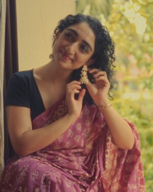 Sanjeeta Bhattacharya Instagram - Hmm it’s giving…your favourite English teacher when she isn’t teaching ☕️ 

Saree from @chidiyaaonline 🎀