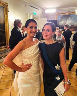 Sanna Marin Instagram - Oli kunnia juhlia Suomen itsenäisyyttä perinteiseen tapaan Presidentinlinnassa! 🇫🇮 Kiitos kutsusta ja juhlan uudistamisesta tyylikkäällä tavalla @alexstubb ja @suzinnstu ✨ Muutoin ilta sujui rauhallisissa merkeissä ystävien kanssa.

Kauniin puvun sain lahjaksi Ukrainan varapääministeriltä Yulia Svyrydenkolta kun vierailin Kiovassa @yes_ukraine konferenssissa tämän vuoden syyskuussa. Taitava @sarihorkko muokkasi mekosta minulle Linnan juhliin sopivan tyylikkään ja yksinkertaisen asun, jolle on käyttöä myös muutoin ja korut ovat @lumoavafinland ✨ Kiitos kauniista kampauksesta kuuluu @joni.willberg @wclubhelsinki ja pukukuvat otti @rudirok