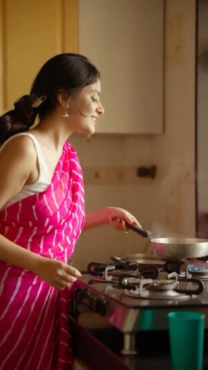 Sanya Thakur Instagram - Desi girl x Making pasta 🍝 and retro music is best fusion 🧡 
.
📷 : @sahil_navadiya_ 
.
#instamood #making #pasta #lifestyle