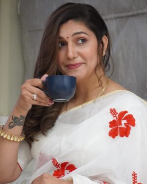 Sapna Choudhary Instagram - चाँद तेरी रोशनी का हल्का सा इक साया है 🌙 

#sapnachaudhary #desiqueen #goodvibes #sareelove #instagood #instagram #positivevibes #thankgodforeverything