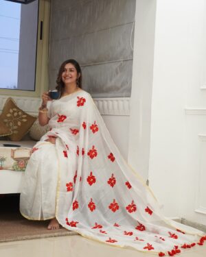 Sapna Choudhary Instagram - चाँद तेरी रोशनी का हल्का सा इक साया है 🌙 

#sapnachaudhary #desiqueen #goodvibes #sareelove #instagood #instagram #positivevibes #thankgodforeverything