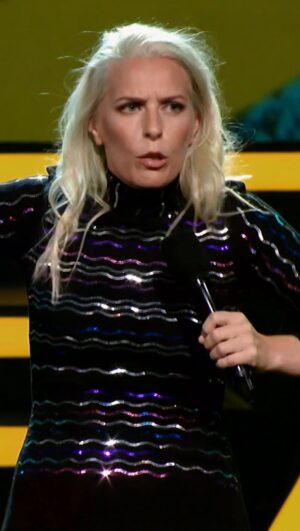 Sara Pascoe Instagram - Don’t invite @sara.pascoe to your play 😂🤣 Catch her live in #Edmonton Sunday Feb.15! #justforlaughs

#sarapascoe #comedy #funny #standupcomedy #standup