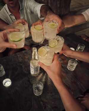 Sara Prata Instagram - Dias de margaritas, mergulhos, sol, amor e amigos. Tudo certo para a despedida de 2024 🌴♥️