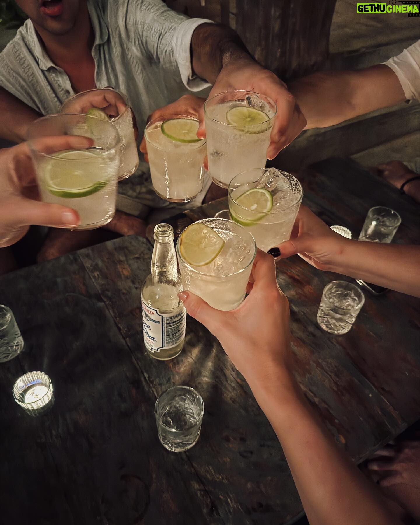 Sara Prata - 20.3K Likes - Dias de margaritas, mergulhos, sol, amor e amigos. Tudo certo para a despedida de 2024 🌴♥️