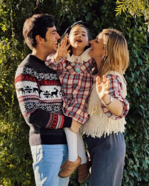 Sara Prata Instagram - O nosso Postal de Natal de 2024 🎄 Começa a virar tradição. Mas esta boneca está completamente doidinha e entusiasmada para ver se o velhote aparece logo, por isso só assim esborrachada em beijos é que deu para registar. 
Aproveito para desejar a todos um Feliz e Mágico Natal 🎄 E agradecer uma vez mais por encherem o nosso coração com tanto carinho ao longo dos dias.