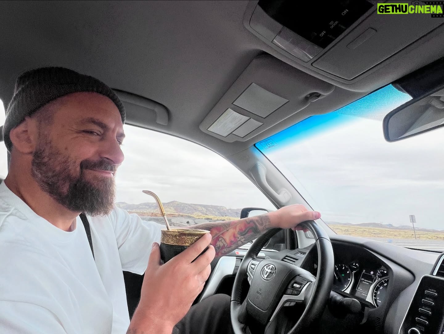 Sarah Felberbaum - 30.1K Likes - ICELANDIC PHOTODUMP
La prima foto riassume la mia reazione alla notizia. Tutte le altre sono un riassunto di quanto sia bello viaggiare e vedere il mondo insieme a quel biondo lì. Che amiamo un po’ tutti. (Si si è anche vostro, lo amate anche voi bla bla bla 😂)
Spero di avervi regalato un po’ di bellezza e se potete, andate a scoprire questa terra meravigliosa.