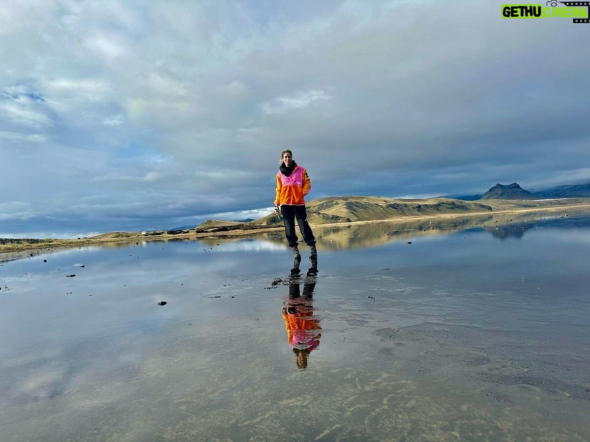 Sarah Felberbaum - 30.1K Likes - ICELANDIC PHOTODUMP
La prima foto riassume la mia reazione alla notizia. Tutte le altre sono un riassunto di quanto sia bello viaggiare e vedere il mondo insieme a quel biondo lì. Che amiamo un po’ tutti. (Si si è anche vostro, lo amate anche voi bla bla bla 😂)
Spero di avervi regalato un po’ di bellezza e se potete, andate a scoprire questa terra meravigliosa.