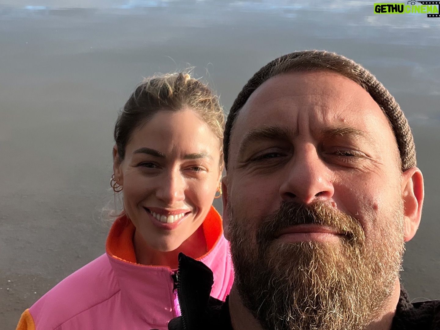 Sarah Felberbaum - 30.1K Likes - ICELANDIC PHOTODUMP
La prima foto riassume la mia reazione alla notizia. Tutte le altre sono un riassunto di quanto sia bello viaggiare e vedere il mondo insieme a quel biondo lì. Che amiamo un po’ tutti. (Si si è anche vostro, lo amate anche voi bla bla bla 😂)
Spero di avervi regalato un po’ di bellezza e se potete, andate a scoprire questa terra meravigliosa.