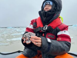 Sarah Felberbaum Instagram - ICELANDIC PHOTODUMP 

La prima foto riassume la mia reazione alla notizia. Tutte le altre sono un riassunto di quanto sia bello viaggiare e vedere il mondo insieme a quel biondo lì. Che amiamo un po’ tutti. (Si si è anche vostro, lo amate anche voi bla bla bla 😂) 
Spero di avervi regalato un po’ di bellezza e se potete, andate a scoprire questa terra meravigliosa.