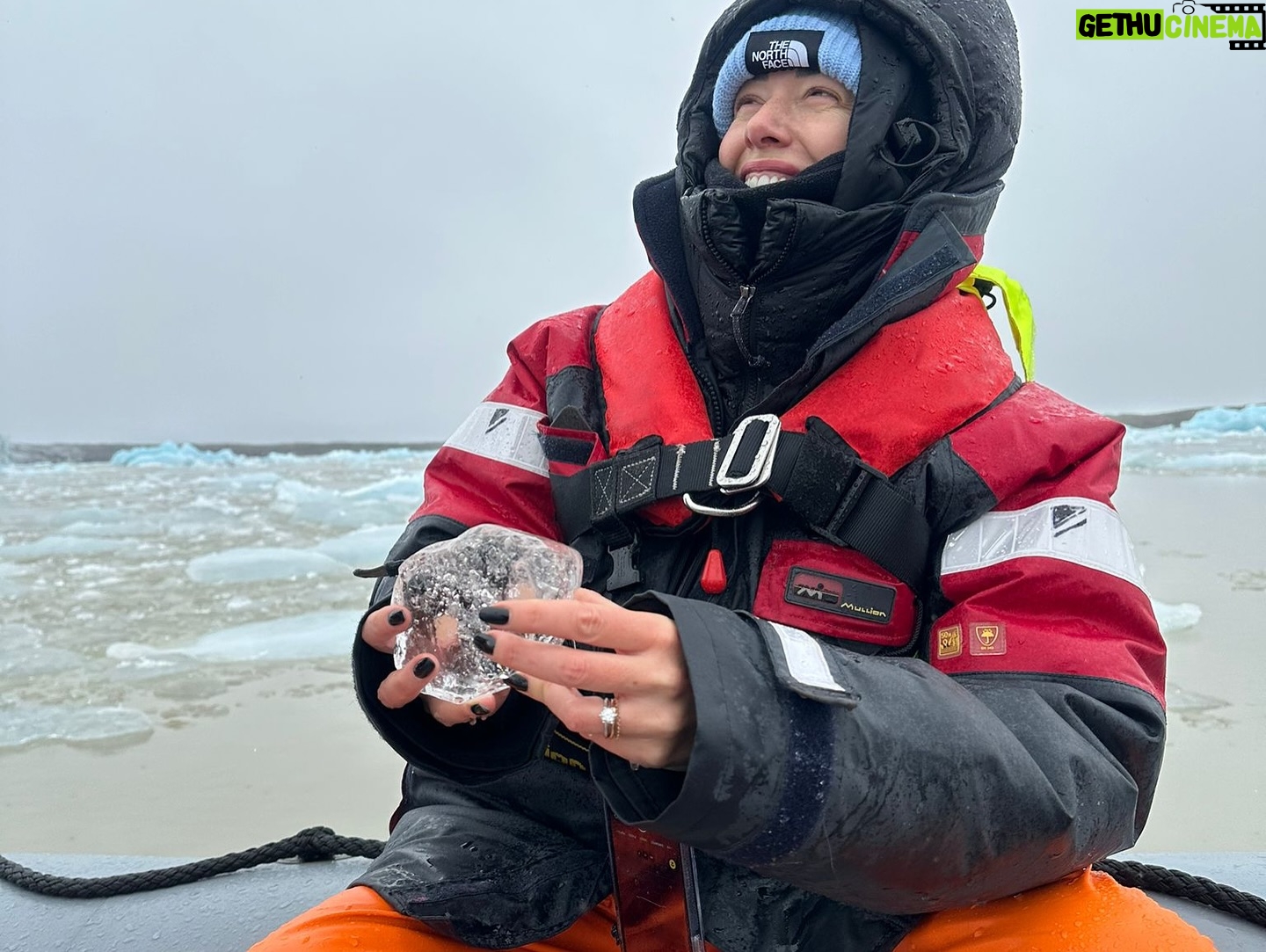 Sarah Felberbaum - 30.1K Likes - ICELANDIC PHOTODUMP
La prima foto riassume la mia reazione alla notizia. Tutte le altre sono un riassunto di quanto sia bello viaggiare e vedere il mondo insieme a quel biondo lì. Che amiamo un po’ tutti. (Si si è anche vostro, lo amate anche voi bla bla bla 😂)
Spero di avervi regalato un po’ di bellezza e se potete, andate a scoprire questa terra meravigliosa.