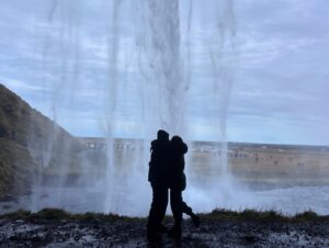 Sarah Felberbaum Instagram - ICELANDIC PHOTODUMP 

La prima foto riassume la mia reazione alla notizia. Tutte le altre sono un riassunto di quanto sia bello viaggiare e vedere il mondo insieme a quel biondo lì. Che amiamo un po’ tutti. (Si si è anche vostro, lo amate anche voi bla bla bla 😂) 
Spero di avervi regalato un po’ di bellezza e se potete, andate a scoprire questa terra meravigliosa.