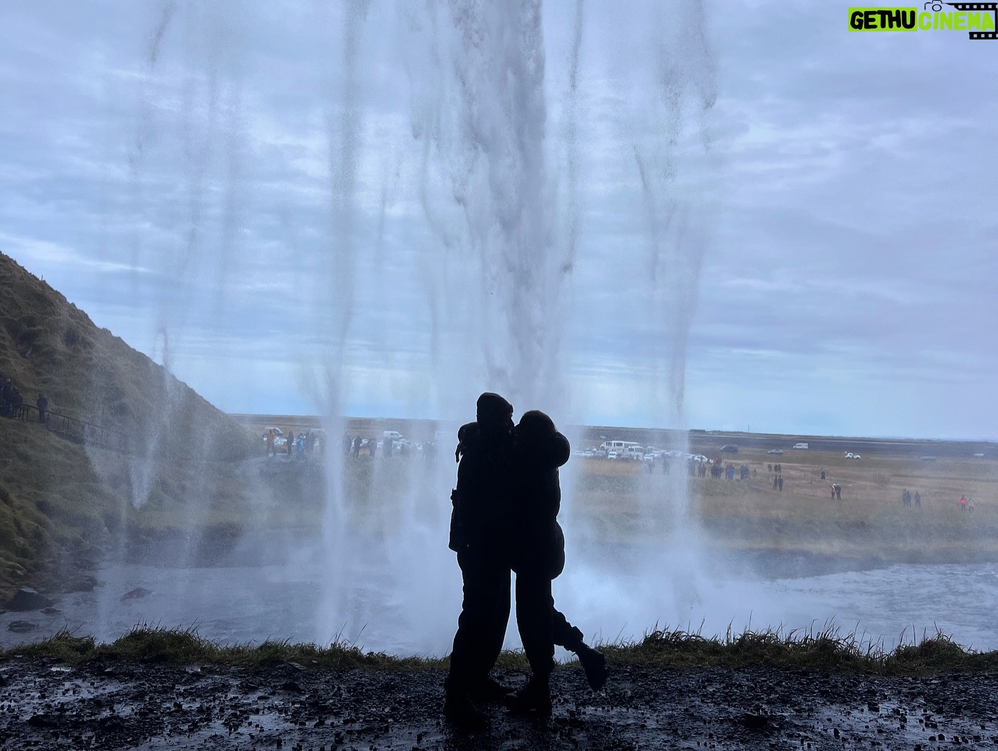Sarah Felberbaum - 30.1K Likes - ICELANDIC PHOTODUMP
La prima foto riassume la mia reazione alla notizia. Tutte le altre sono un riassunto di quanto sia bello viaggiare e vedere il mondo insieme a quel biondo lì. Che amiamo un po’ tutti. (Si si è anche vostro, lo amate anche voi bla bla bla 😂)
Spero di avervi regalato un po’ di bellezza e se potete, andate a scoprire questa terra meravigliosa.