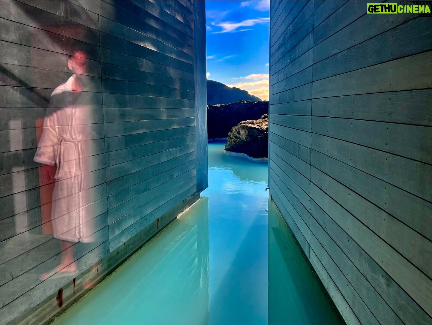 Sarah Felberbaum - 30.1K Likes - ICELANDIC PHOTODUMP
La prima foto riassume la mia reazione alla notizia. Tutte le altre sono un riassunto di quanto sia bello viaggiare e vedere il mondo insieme a quel biondo lì. Che amiamo un po’ tutti. (Si si è anche vostro, lo amate anche voi bla bla bla 😂)
Spero di avervi regalato un po’ di bellezza e se potete, andate a scoprire questa terra meravigliosa.