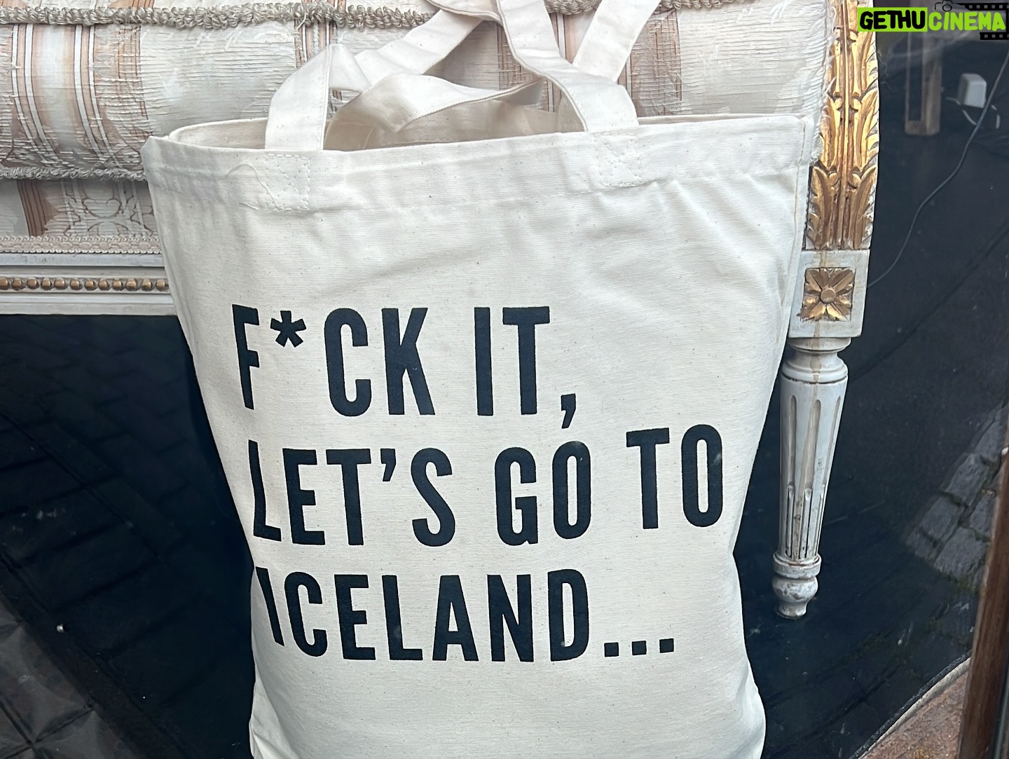 Sarah Felberbaum - 30.1K Likes - ICELANDIC PHOTODUMP
La prima foto riassume la mia reazione alla notizia. Tutte le altre sono un riassunto di quanto sia bello viaggiare e vedere il mondo insieme a quel biondo lì. Che amiamo un po’ tutti. (Si si è anche vostro, lo amate anche voi bla bla bla 😂)
Spero di avervi regalato un po’ di bellezza e se potete, andate a scoprire questa terra meravigliosa.