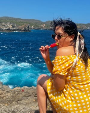 Sarah Hussain Instagram - Ice Pop with a view 🌸 Throwing it back to paradise 🌴✨ The beautiful blue water that will forever have my heart! 🏝️💫 #BaliThrowback #IslandVibes #TakeMeBack #ZingyZest