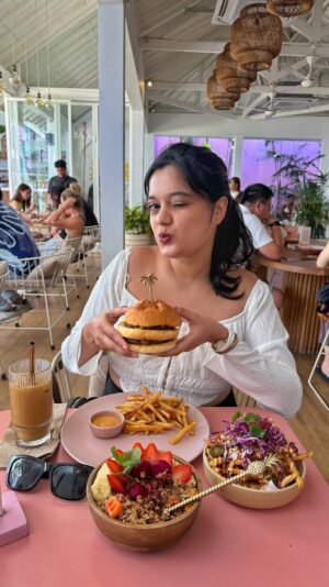 Sarah Hussain Instagram - Best affordable food in Bali. I swear all the produce, be it fruits or fish is so fresh and colorful, cafes are aesthetic and good food that’s totally worth your money. 

My recommendations for Bali Food-

@kyndcommunity ( Vegan Cafe)
@motelmexicola 
@zai_cafe 
@theavocadofactory 
@cretyaubud 
@penidacolada 
@cactusnusapenida 
@spicemantraa.id (Indian Food )
Lotus Cafe ( for the view only) 
@milkandmadu 

#Bali #Food #Tasty