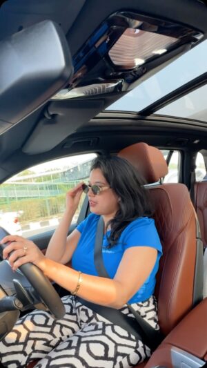 Sarah Hussain Instagram - 1.25Cr ki Gaadi, par ₹100 ka kapda nahi hai pochne ke liye @karansehgal__ ke paas 🤪 #ZingyZest #BMW #Driving