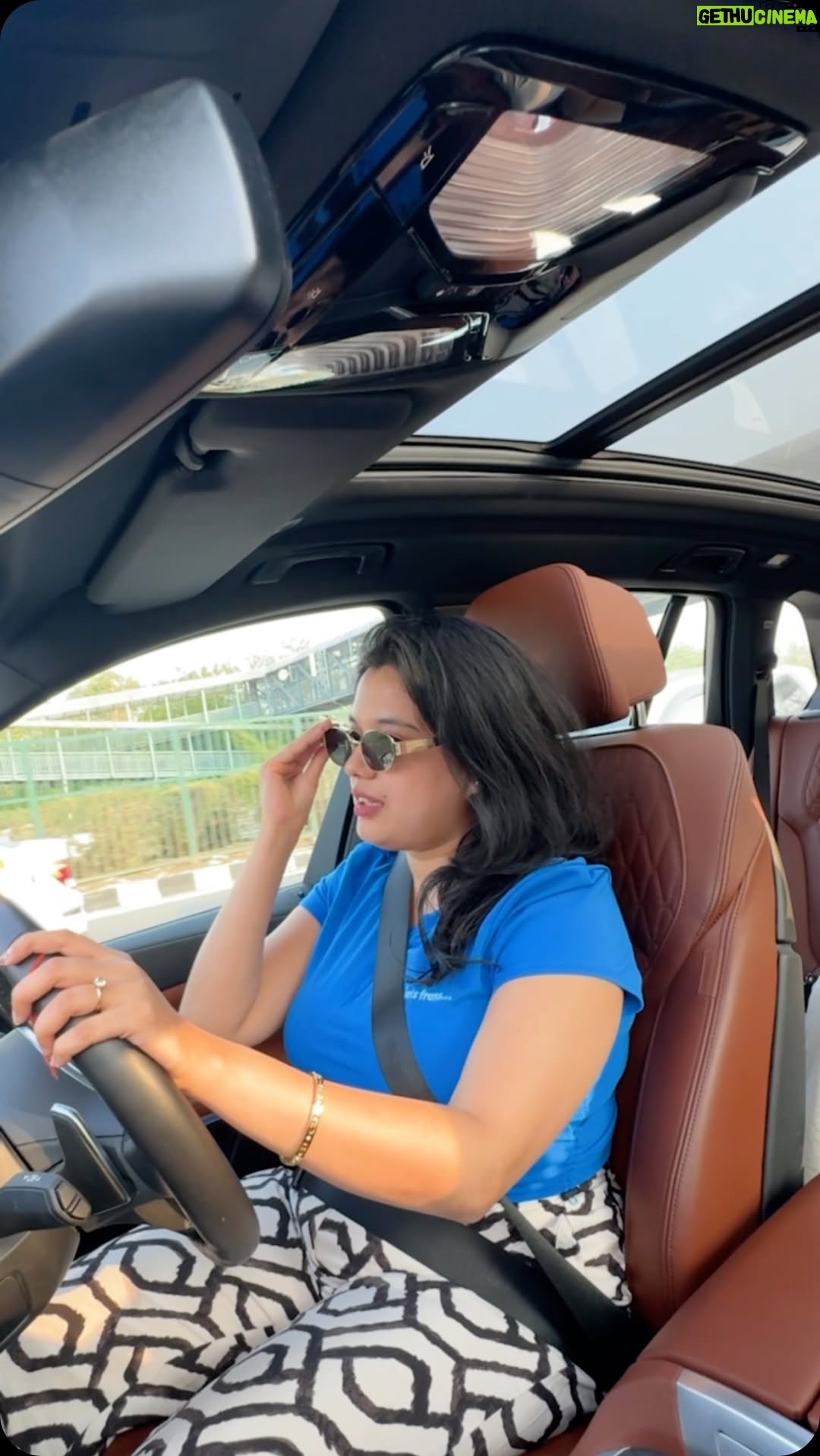 Sarah Hussain - 20.5K Likes - 1.25Cr ki Gaadi, par ₹100 ka kapda nahi hai pochne ke liye @karansehgal__ ke paas 🤪 #ZingyZest #BMW #Driving