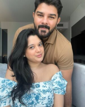 Sarah Hussain Instagram - Cute selfies, with a cute boy. ✨ #ZingyZest #Cute