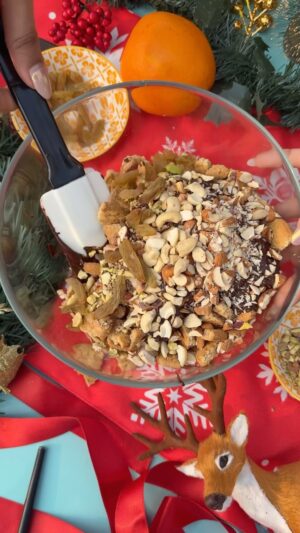 Sarah Hussain Instagram - Chocolate Log 🪵 7 Days of Christmas Recipes🎄 

- Digestive Biscuits 
- Dark Chocolate 
- Orange Zest 
- Dry Fruits 
- Sea Salt

#ZingyZest #ChristmasRecipes #Recipes #Christmas #HolidaySeason