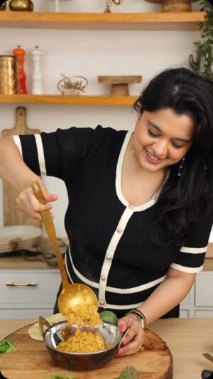 Sarah Hussain Instagram - Hug in a bowl- My comfort Food - Raw Mango Rasam Rice 🌸

.
Ingredients- 
Oil
Mustard Seeds 
Zeera
Garlic 
Green chili 
Curry Leaves 
Sambar Onions 
Bay Leaf
1 Chopped Tomato 
Kishmish and Almonds 
Haldi 
Red Chilli Powder 
Sambar Masala
Chopped Raw Mango
6 Hour Soaked Channa Dal and Rice
Salt
Ghee 
Imly 
For Garnish- Dhaniya, Achaar, Papad optional 

#Comfortfood #Food #indianfood #Tasty