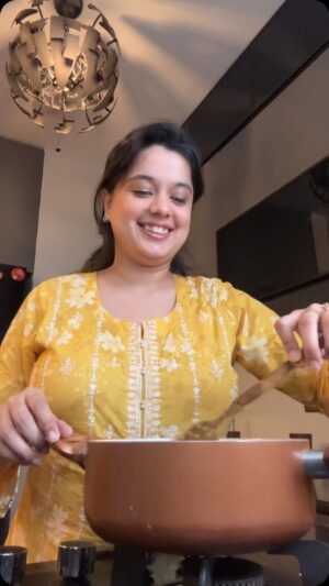 Sarah Hussain Instagram - Happy Rakhi Vlog 😋

Pakistani Suit from @pakistanisuits_saarania 

#Rakhi #ZingyZest #Tasty #Food