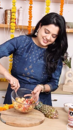 Sarah Hussain Instagram - Innovative Festive Food Episode 1 ✨

Pineapple Salsa with Chips/ Papad

Chop- Pineapple, Tomato, Onion, Coriander, Anaar, Peri Peri Powder/ Red Chili Flakes, Hot Sauce, Salt, Black Pepper, and lemon. 🍋 

Serve it with chips, crackers, nachos or papad. 🌶️

#ZingyZest #Festive #Festival #Food