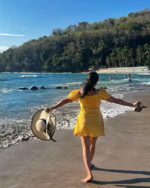 Sarah Hussain Instagram - Ice Pop with a view 🌸 Throwing it back to paradise 🌴✨ The beautiful blue water that will forever have my heart! 🏝️💫 #BaliThrowback #IslandVibes #TakeMeBack #ZingyZest