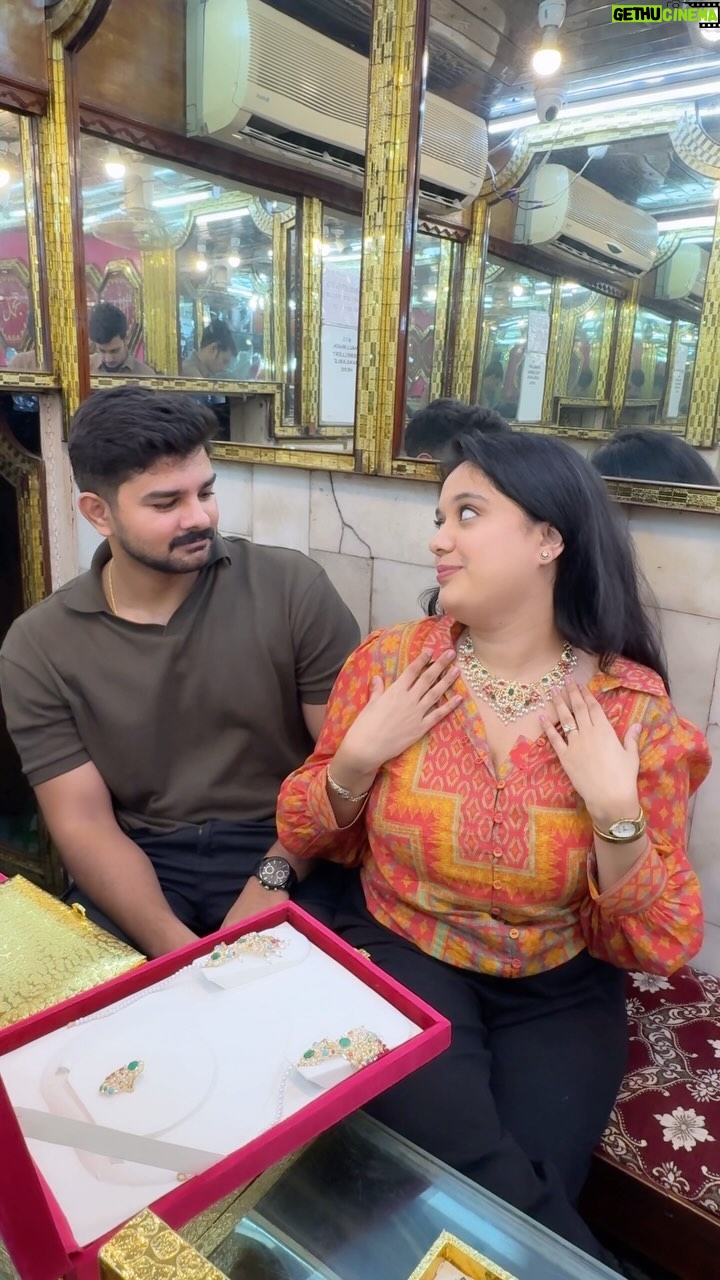 Sarah Hussain - 21.8K Likes - From buying me samose and soda in college canteen, to buying me gold and diamonds, this is what you get when you marry a solid man! 🫶🏻
.
Gold Digging at @av__jewellers ✨
They’ve got a great selection of light weight gold, diamond, necklaces and rings. It’s my family jeweller, so mera name leke discount maang sakte ho 😎
.
Hehehehe #ZingyZest #Jewellery #Necklace #anniversary