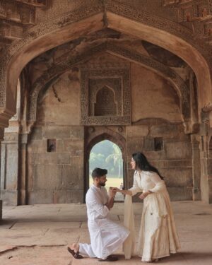 Sarah Hussain Instagram - 11 months down, and turns out we’re pretty good at this whole marriage thing. 🪴
.
As we are about to complete a year of being married, and 8 years of being together, please keep in mind that relationships look great in these aesthetic pictures, but making a marriage work is a whole lot of work. You will love, you will surprise one another, you’d miss home, you’ll fight, you’ll argue, and at the end it’s only the respect and love that’ll take the relationship forward, and make it stronger. 🙌🏻

Throwback to our pre wedding pictures. 🥰 #ZingyZest