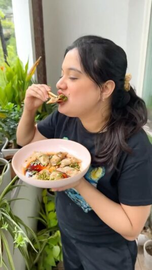 Sarah Hussain Instagram - Iftaar is ready, but in Dilli ❤️😎

Ingredients-
Oil
Ginger Garlic Chopped
2 Green Chili Chopped 
Mushrooms
Salt and Pepper
Spring Onion
Chili Oil or Soy Sauce   Chili Sauce 
Make a dough with Maida, Water, Salt and Oil ( keep it in the fridge for 30mins to rest covered)

For the dip-
1 tsp soy sauce
1/2 tsp vinegar 
1 tsp Chili sauce 
Spring Onion
Coriander 
Honey/ Brown Sugar
Lemon 

#ZingyZest #Momos #Vegan #Recipe #Tasty