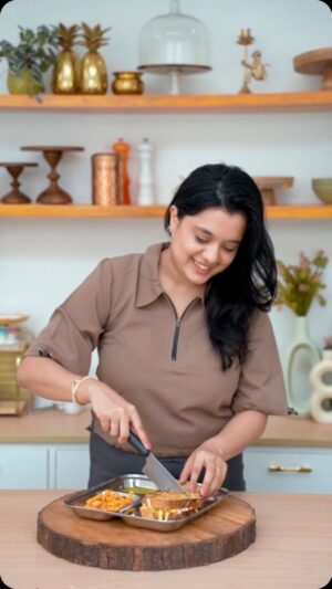 Sarah Hussain Instagram - Can Cafe like food be healthy? Welcome to my new series where I try to make restaurant like food, healthy ✨
.
♥️ episode 1 ♥️

Ingredients-
Paneer
Bellpepper 
Onion
Hung Curd 
Any sauce of your choice, I used Szechuan chutney.
Peri Peri Powder/ Chaat Masala
Salt Pepper to taste 
Sourdough Bread
Green Chutney or any other chutney/ sauce works
.
#ZingyZest #Healthy #Tasty #Recipes #Recipe #food