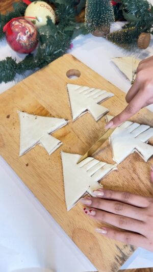 Sarah Hussain Instagram - Edible Christmas Trees ✨ Comment / DM for full recipe ❤️
.
#ZingyZest #MerryChristmas #Tree #Christmas